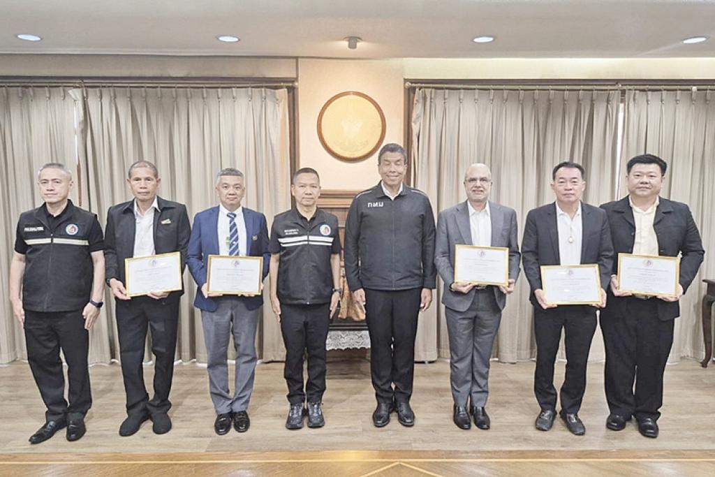 พันตรี ประวีร์ จินดาวรรณ ได้รับมอบใบประกาศเกียรติคุณ"มวลชนดีเด่น" ประจำปี 2569 จากนายชัชชาติ สิทธิพันธุ์ ผู้ว่าราชการกรุงเทพมหานคร