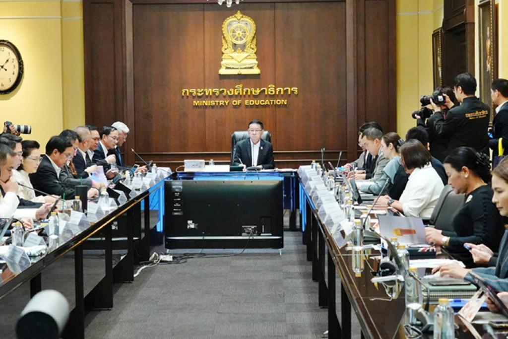 สกสค. ร่วมประชุมผู้บริหารระดับสูงกระทรวงศึกษาธิการ รายงานผลการขับเคลื่อนนโยบายลดภาระ ช่วยผู้ปกครอง-นักเรียน 