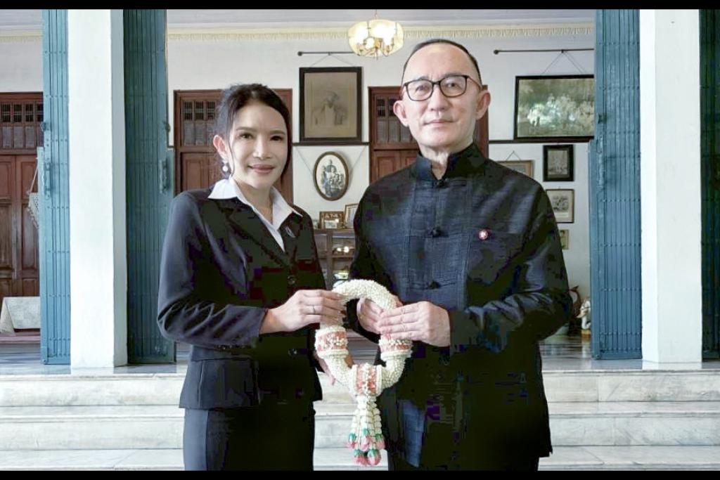 ดร.พัชรินทร์  พูลสวัสดิ์ ได้รับความกรุณา จากท่านหม่อมหลวงปนัดดาดิศกุล องคมนตรี เพื่อเข้าฟังโอวาส