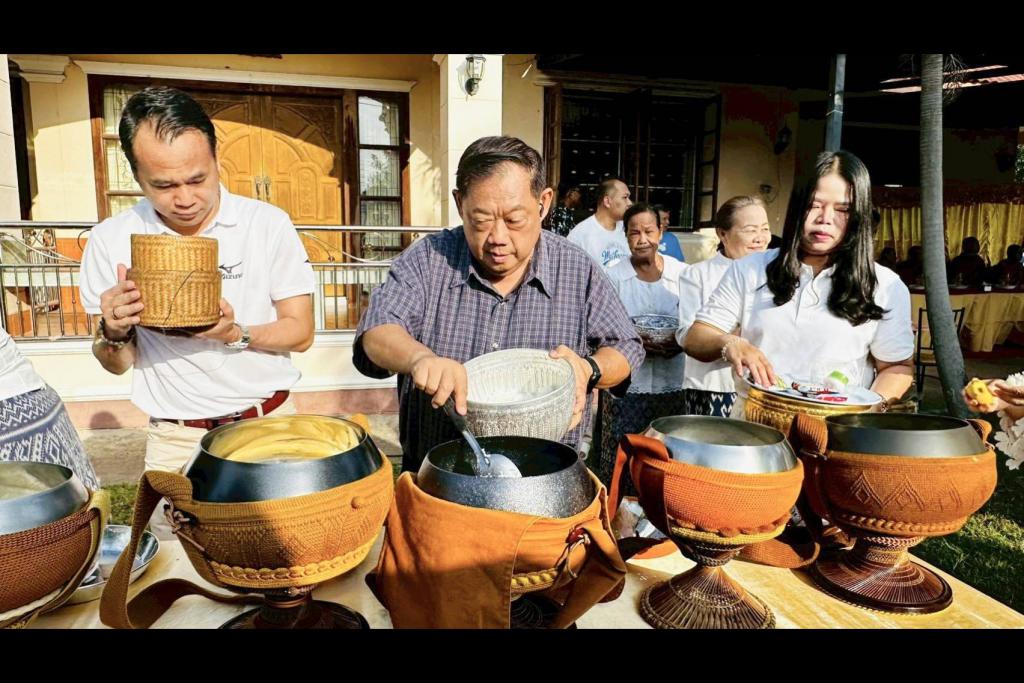 ดร.ธีร์ ภวังคนันท์ บอร์ด อสส. พร้อมมารดา และญาติธรรม ได้ร่วมจัดกิจกรรมมหากุศล สวดมนต์  เวียนเทียม ห่มผ้าพระธาตุพนม