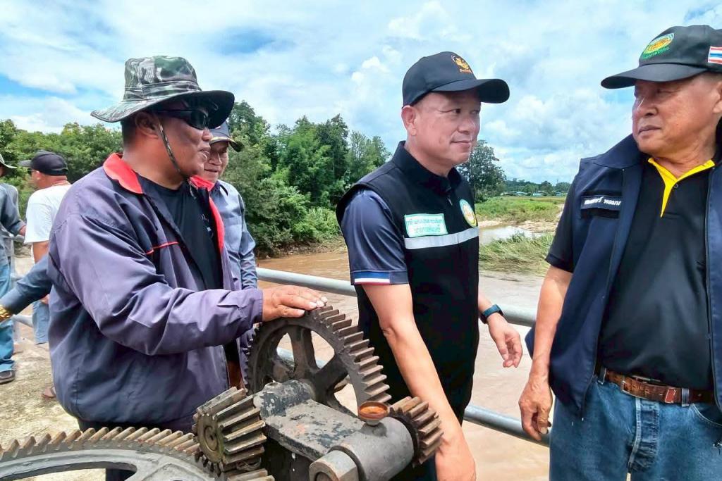 นายก ทต.หงาว ลงตรวจพื้นที่ได้รับผลกระทบพายุไมสัก เตรียมช่วยเหลือเยียวยาชาวบ้าน และเกษตรกร