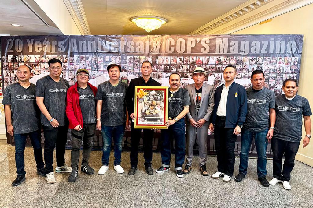 กลุ่มพี่น้องผองเพื่อน โต้งสหบาท ร่วมกันมอบภาพพระพิมลธรรม (นาค) วัดอรุณราชวราราม แด่ คุณชนาธิป กฤษณสุวรรณ เจ้าของนิตยสาร COP&rsquo;S ในโอกาสนิตยสารดังครบรอบ 21 ปี