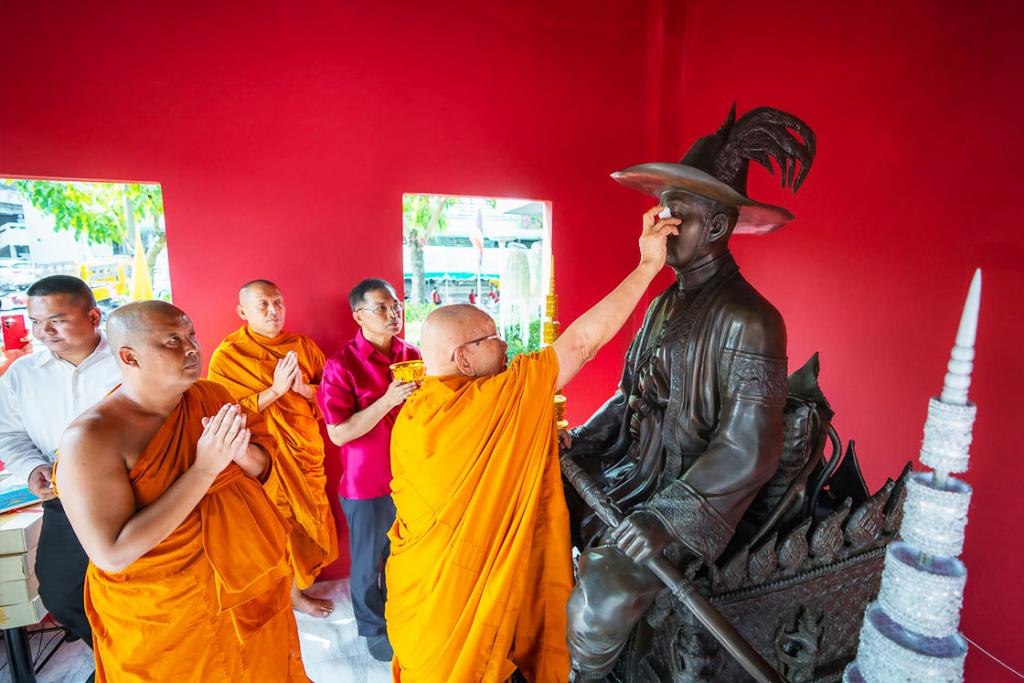 คณะสงฆ์วัดอรุณราชวราราม ร่วมกับสำนักงานเขตบางกอกใหญ่ จัดพิธีสมโภชและเบิกเนตร รูปหล่อสมเด็จพระเจ้าตากสินมหาราชวัดอรุณ (จำลอง) ประดิษฐาน ณ สำนักงานเขตบางกอกใหญ่
