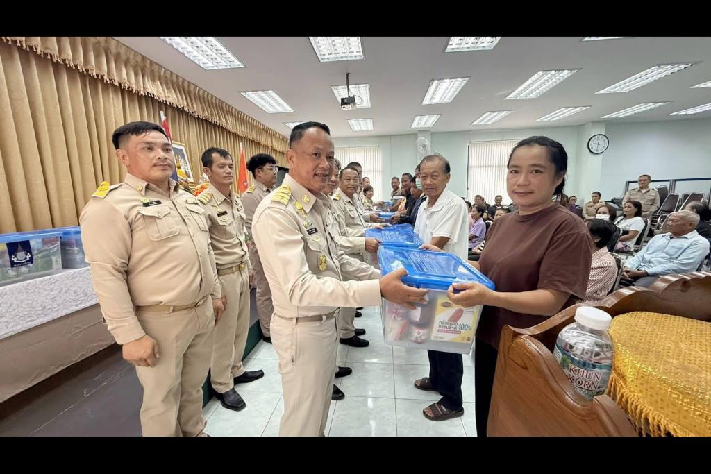 ว่าที่ พ.ต.ต.วรเมธ ธรรมจันตา นายก ทต.หงาว เป็นประธานในพิธี มอบสิ่งของพระราชทานเพื่อช่วยเหลือผู้ประสบอุทกภัยในพื้นที่ตำบลหงาว