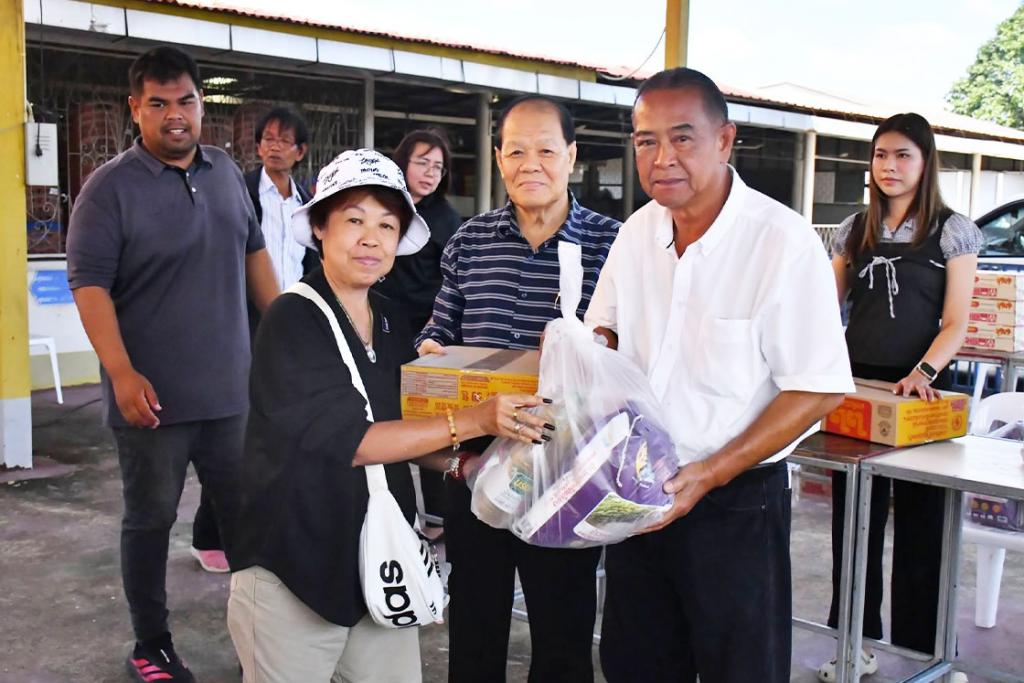 ไพรัช รัชสุระ นายกองค์การบริหารส่วนตำบลดอนเจดีย์ ลงพื้นที่ให้ความช่วยเหลือและบรรเทาความเดือดร้อนแก่พี่น้องประชาชนที่ได้รับผลกระทบจากสถานการณ์อุทกภัย